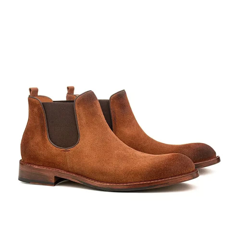 Par de botas de cano curto em camurça marrom