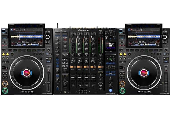 Par de CDJs e mesa de mixagem de DJ