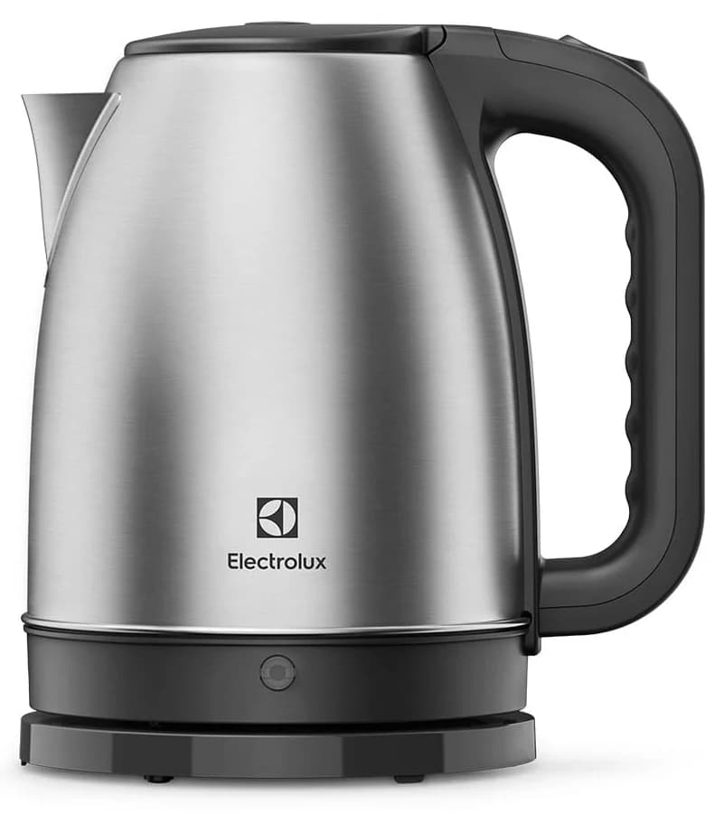 Chaleira elétrica de inox com cabo preto, sobre a base