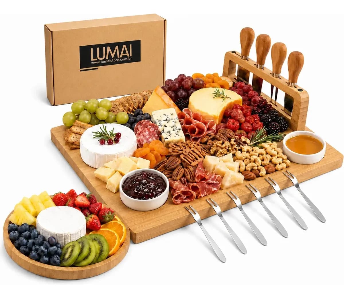 Tábua de bambu servida com queijos, frios, frutas e castanhas, com facas e garfinhos ao lado